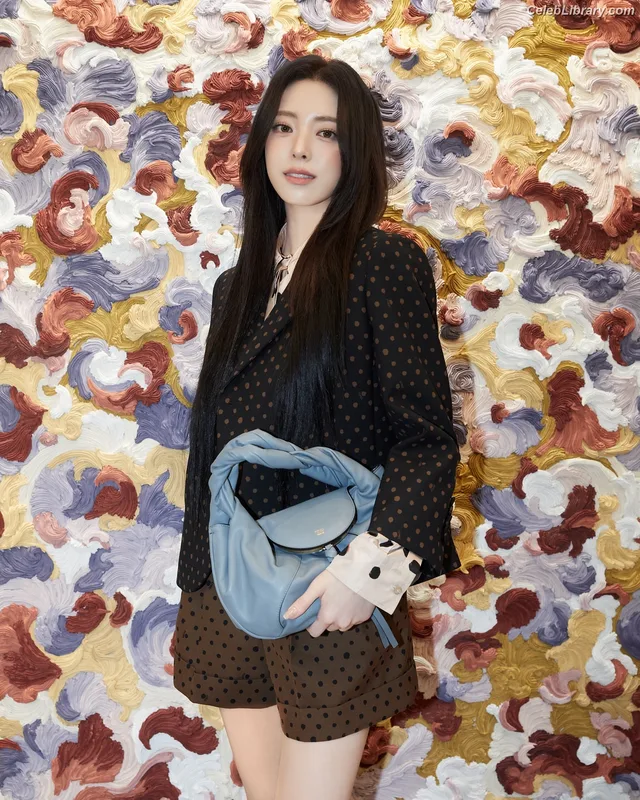 Yuna - ITZY (유나, Shin Yu Na) photo 22 of 1698