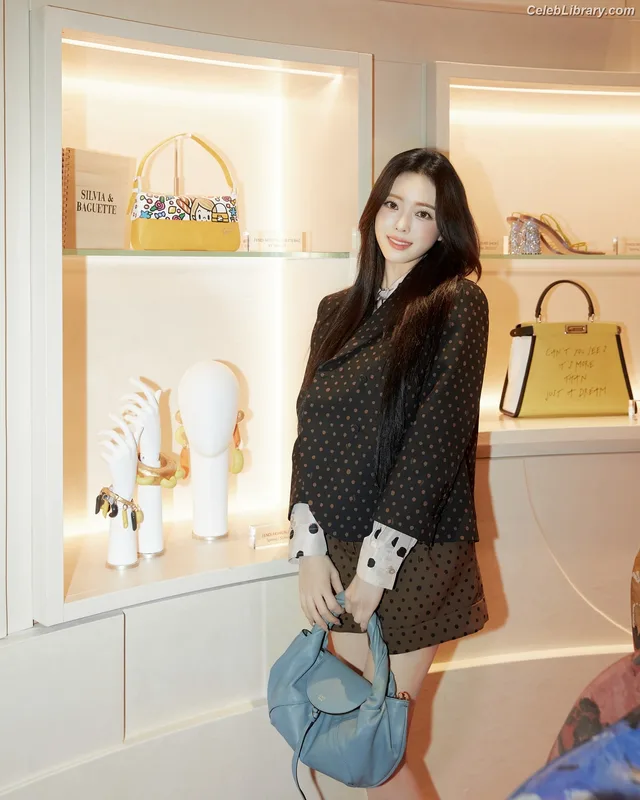 Yuna - ITZY (유나, Shin Yu Na) photo 23 of 1698