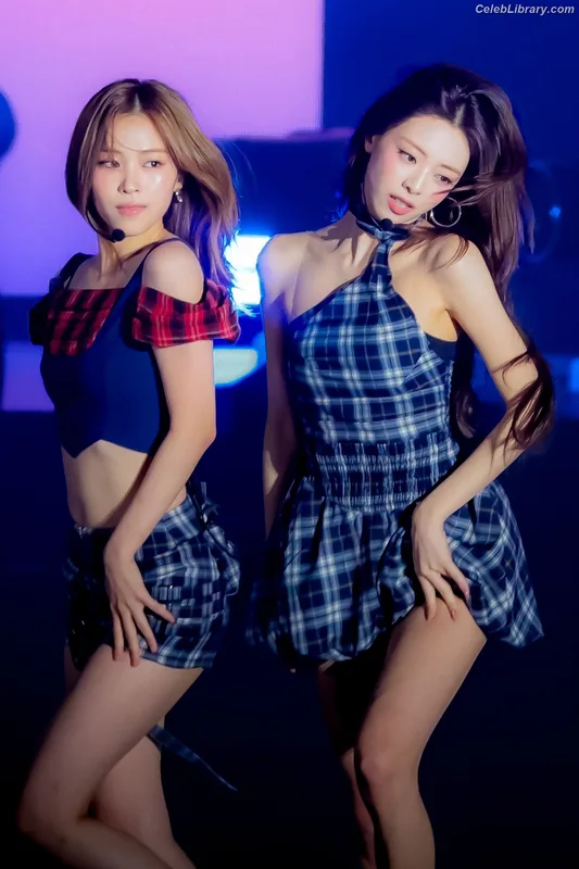 Yuna - ITZY (유나, Shin Yu Na) photo 9 of 1698