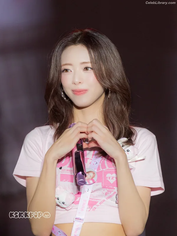 Yuna - ITZY (유나, Shin Yu Na) photo 13 of 1698