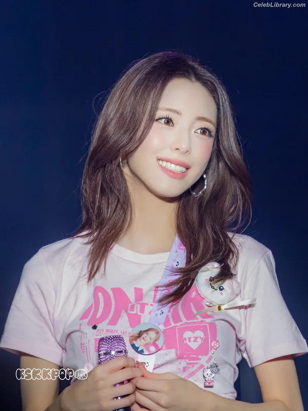 Yuna - ITZY (유나, Shin Yu Na) photo 14 of 1698