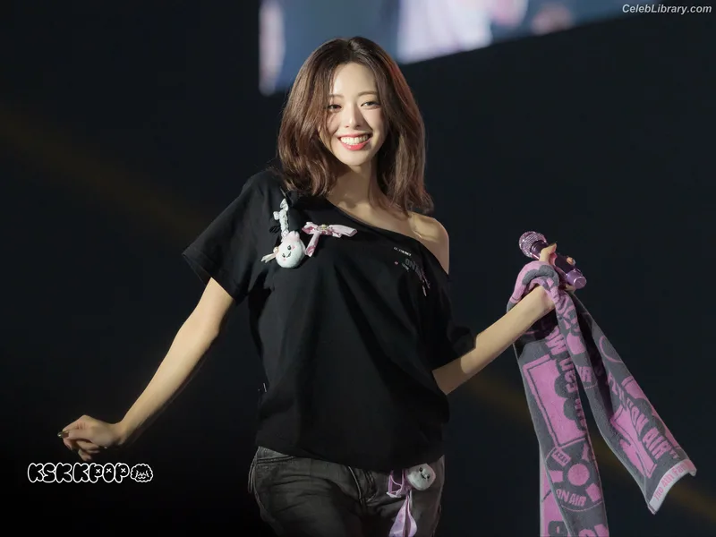 Yuna - ITZY (유나, Shin Yu Na) photo 16 of 1698