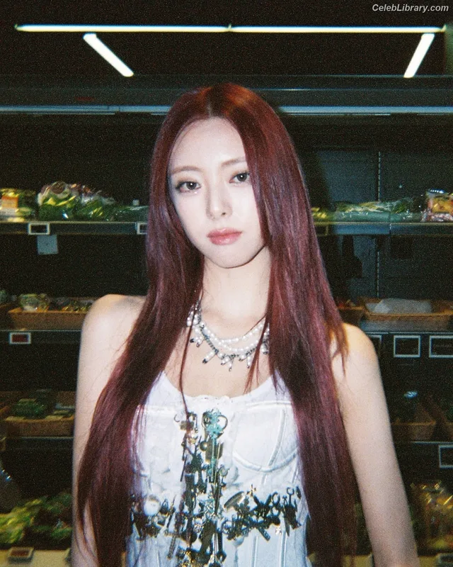 Yuna - ITZY (유나, Shin Yu Na) photo 13 of 1698