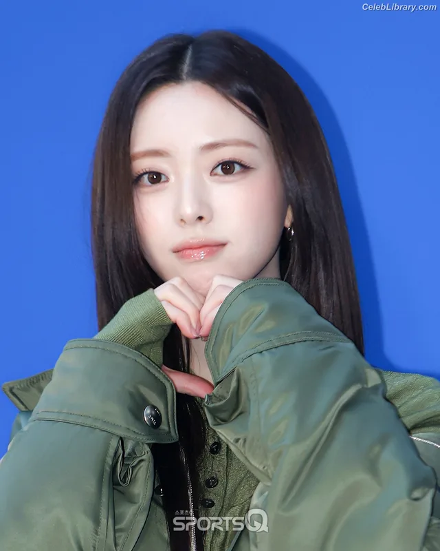 Yuna - ITZY (유나, Shin Yu Na) photo 1 of 1698