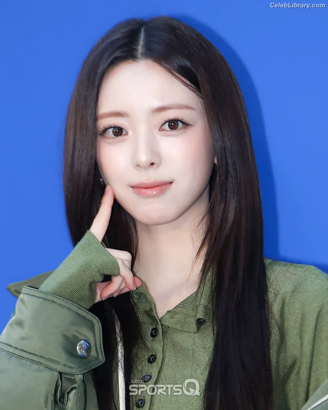 Yuna - ITZY (유나, Shin Yu Na) photo 2 of 1698