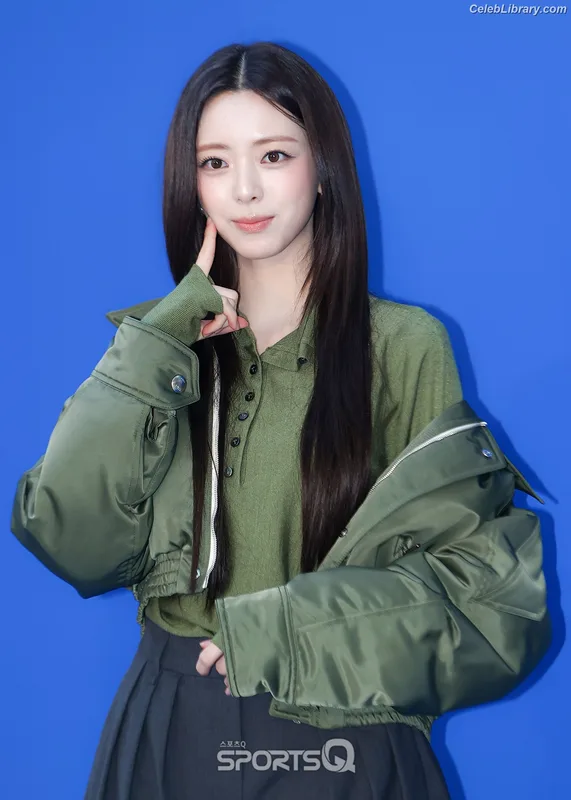 Yuna - ITZY (유나, Shin Yu Na) photo 3 of 1698