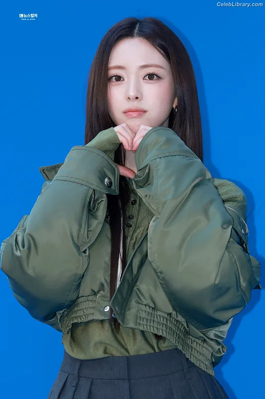Yuna - ITZY (유나, Shin Yu Na) photo 8 of 1698