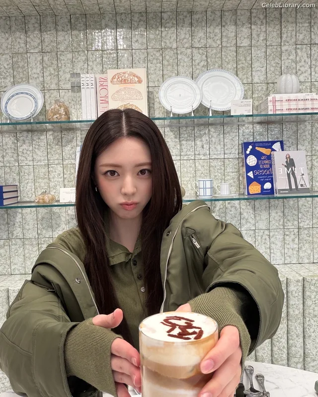 Yuna - ITZY (유나, Shin Yu Na) photo 10 of 1698