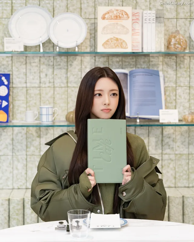 Yuna - ITZY (유나, Shin Yu Na) photo 13 of 1698