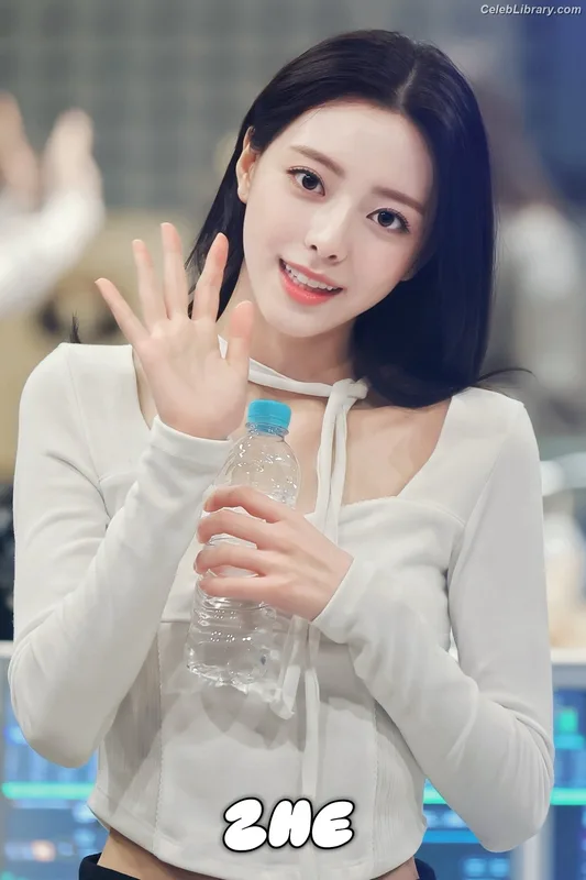 Yuna - ITZY (유나, Shin Yu Na) photo 24 of 1698