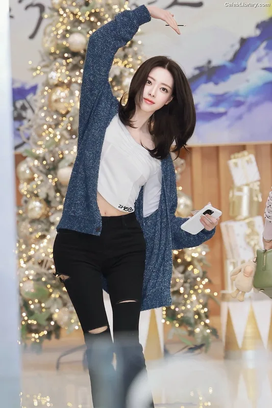 Yuna - ITZY (유나, Shin Yu Na) photo 2 of 1698
