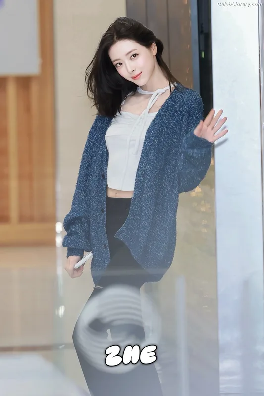 Yuna - ITZY (유나, Shin Yu Na) photo 3 of 1698