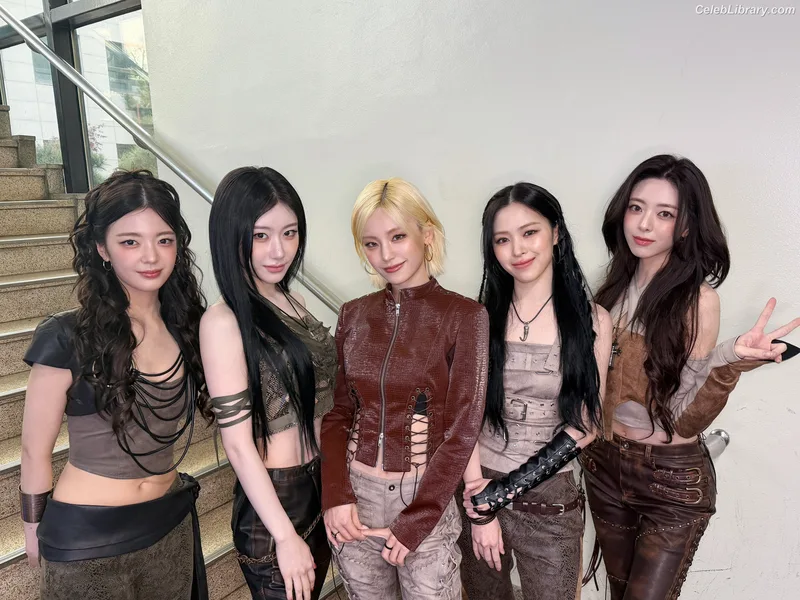 Yuna - ITZY (유나, Shin Yu Na) photo 13 of 1698