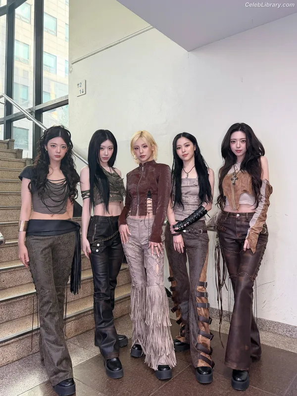 Yuna - ITZY (유나, Shin Yu Na) photo 14 of 1698