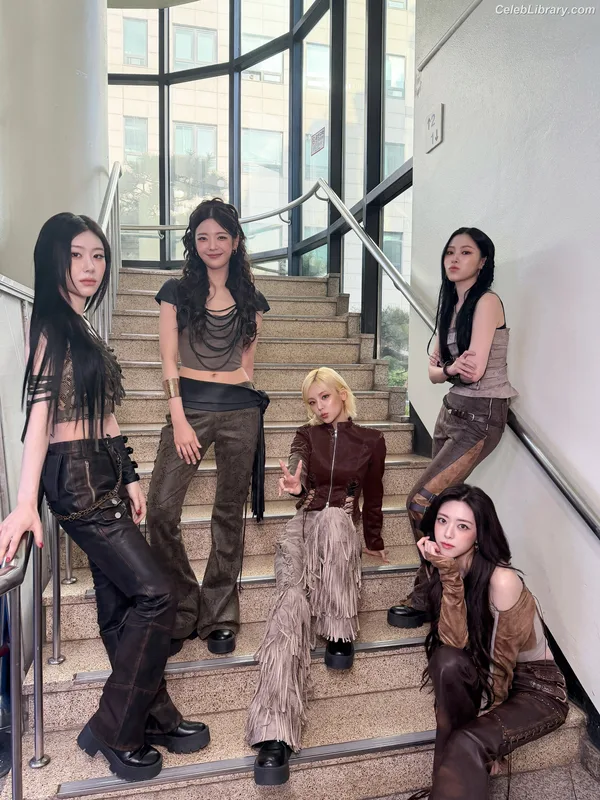 Yuna - ITZY (유나, Shin Yu Na) photo 15 of 1698