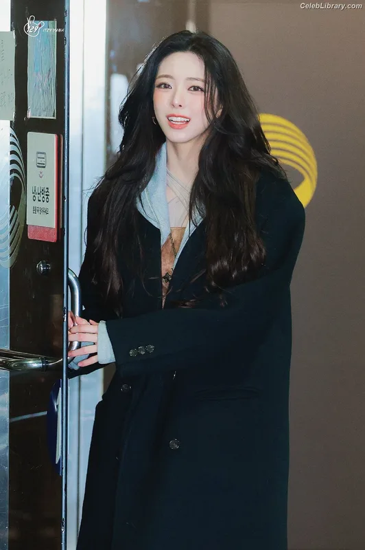 Yuna - ITZY (유나, Shin Yu Na) photo 18 of 1698