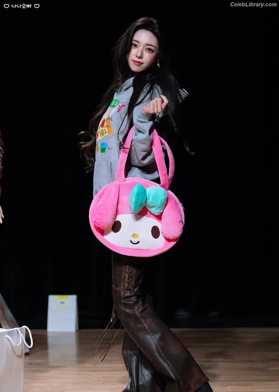 Yuna - ITZY (유나, Shin Yu Na) photo 21 of 1698
