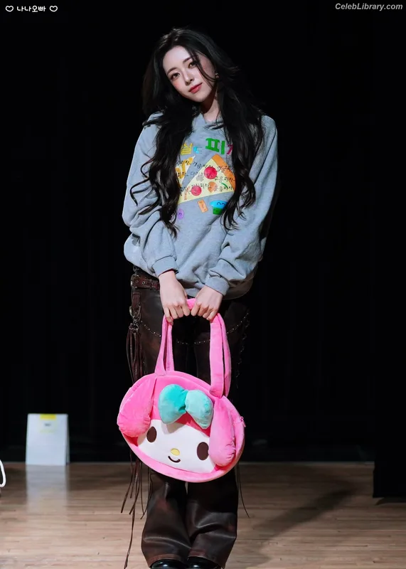 Yuna - ITZY (유나, Shin Yu Na) photo 22 of 1698