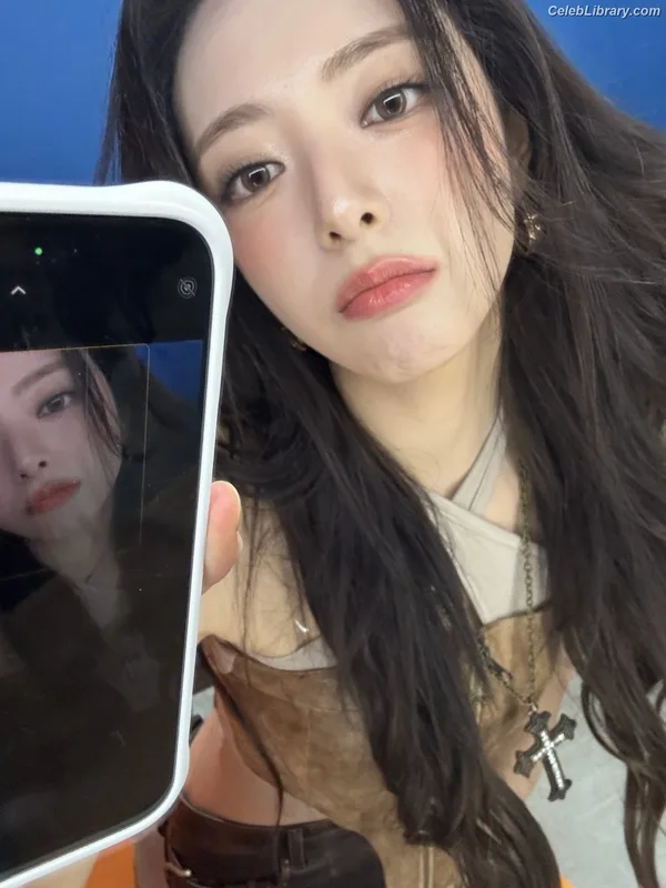 Yuna - ITZY (유나, Shin Yu Na) photo 2 of 1698