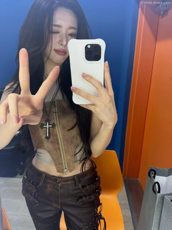 Yuna - ITZY (유나, Shin Yu Na) photo 3 of 1698