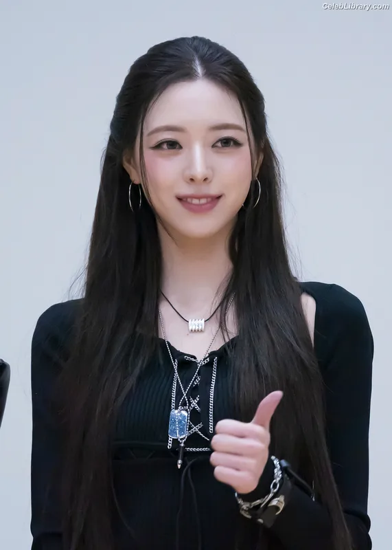 Yuna - ITZY (유나, Shin Yu Na) photo 4 of 1698