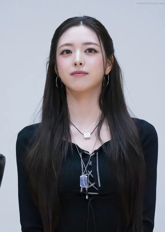 Yuna - ITZY (유나, Shin Yu Na) photo 5 of 1698
