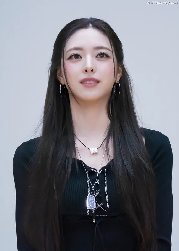 Yuna - ITZY (유나, Shin Yu Na) photo 6 of 1698