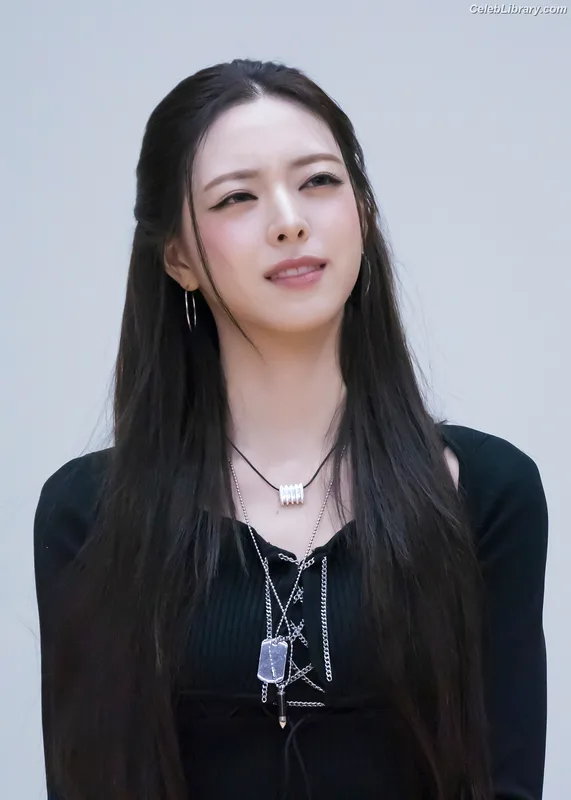Yuna - ITZY (유나, Shin Yu Na) photo 7 of 1698