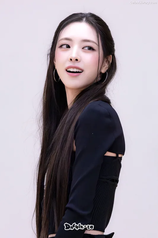 Yuna - ITZY (유나, Shin Yu Na) photo 8 of 1698