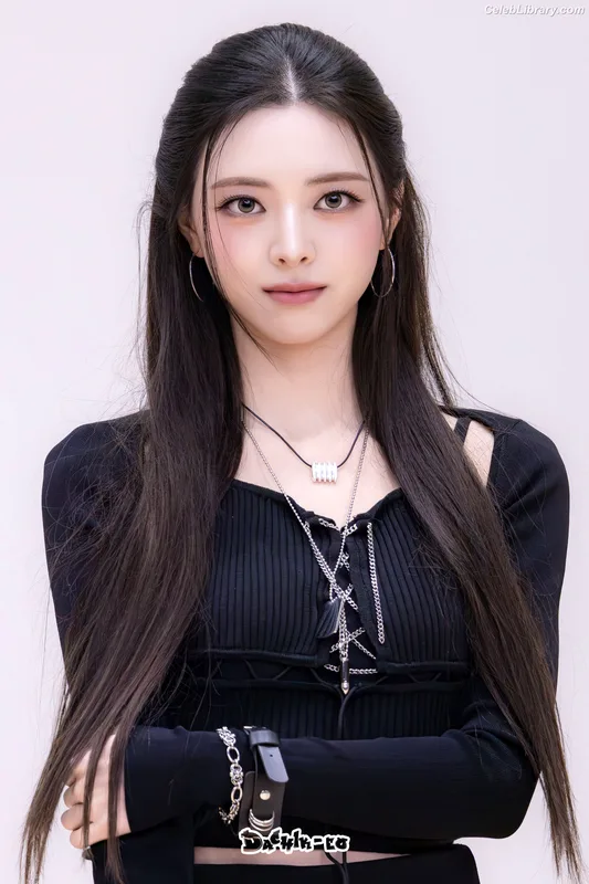 Yuna - ITZY (유나, Shin Yu Na) photo 9 of 1698