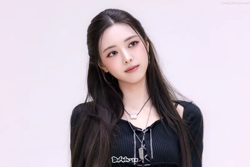 Yuna - ITZY (유나, Shin Yu Na) photo 10 of 1698