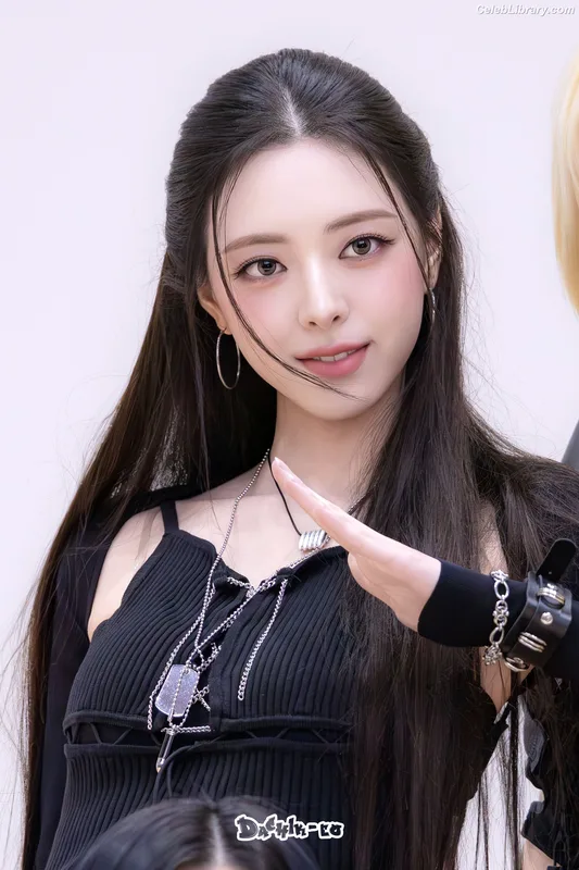 Yuna - ITZY (유나, Shin Yu Na) photo 11 of 1698