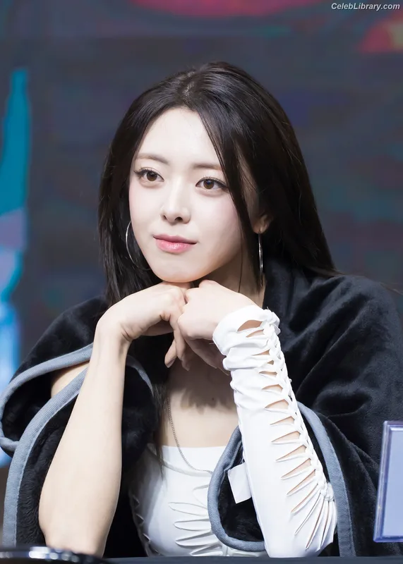 Yuna - ITZY (유나, Shin Yu Na) photo 12 of 1698