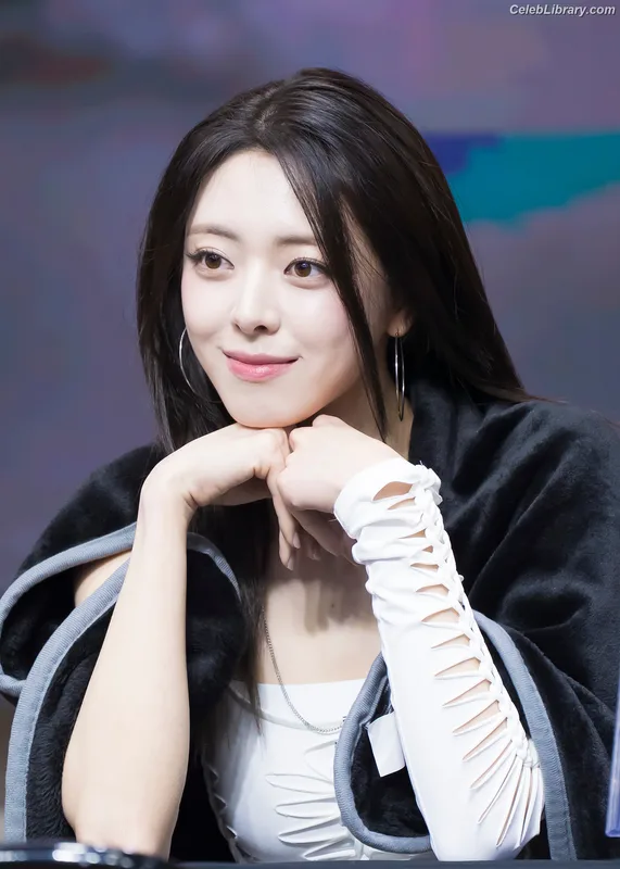 Yuna - ITZY (유나, Shin Yu Na) photo 13 of 1698