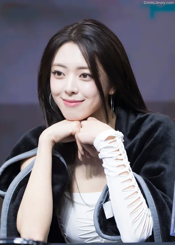 Yuna - ITZY (유나, Shin Yu Na) photo 14 of 1698