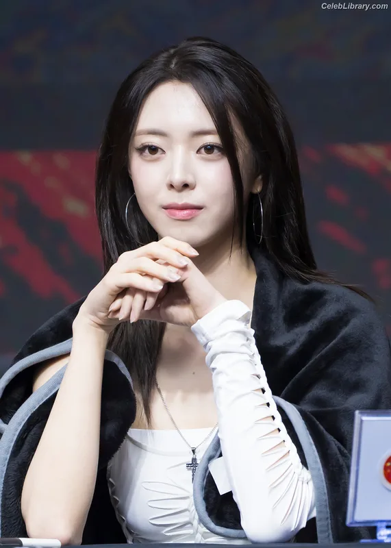 Yuna - ITZY (유나, Shin Yu Na) photo 15 of 1698