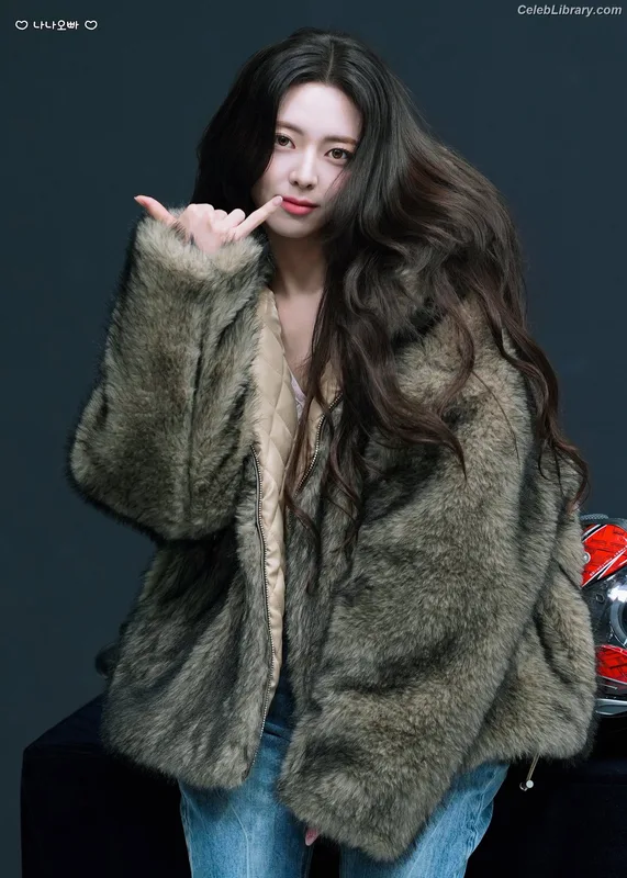 Yuna - ITZY (유나, Shin Yu Na) photo 1 of 1698
