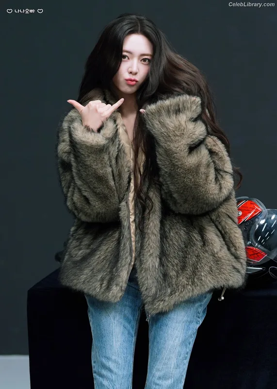 Yuna - ITZY (유나, Shin Yu Na) photo 2 of 1698