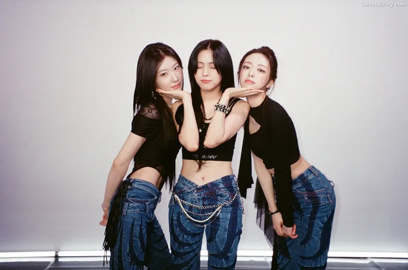 Yuna - ITZY (유나, Shin Yu Na) photo 3 of 1698