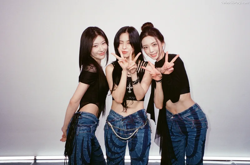 Yuna - ITZY (유나, Shin Yu Na) photo 4 of 1698