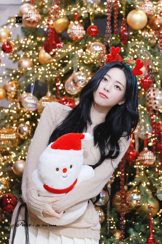 Yuna - ITZY (유나, Shin Yu Na) photo 7 of 1698