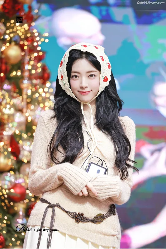 Yuna - ITZY (유나, Shin Yu Na) photo 9 of 1698