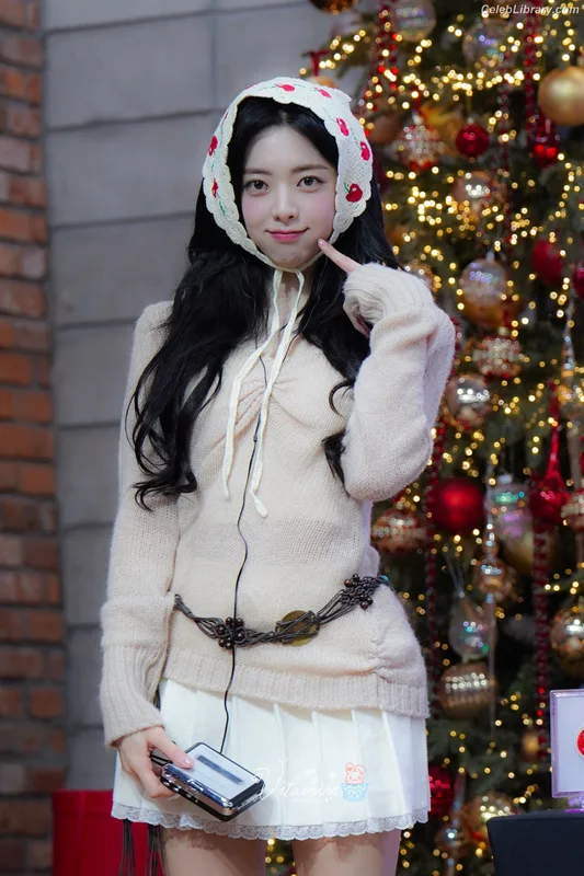 Yuna - ITZY (유나, Shin Yu Na) photo 11 of 1698