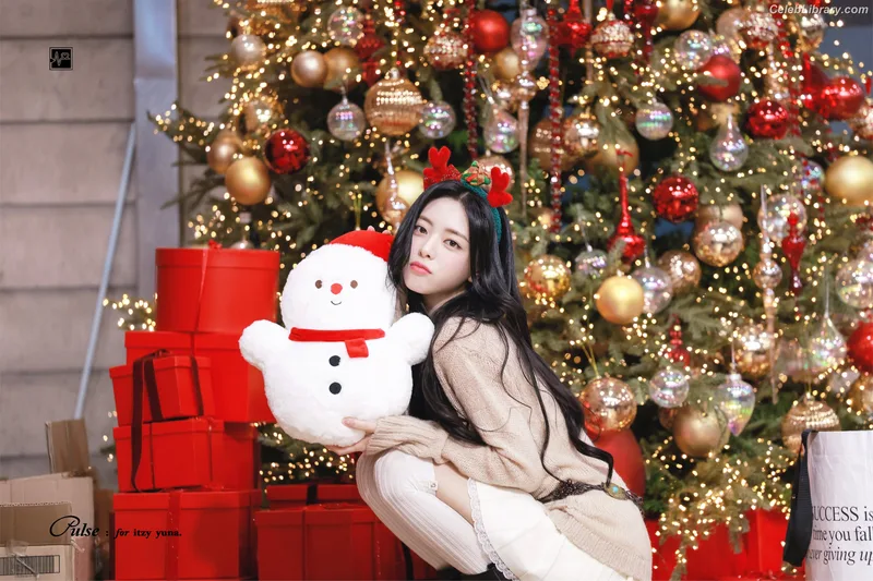 Yuna - ITZY (유나, Shin Yu Na) photo 12 of 1698