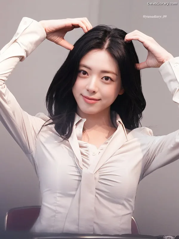 Yuna - ITZY (유나, Shin Yu Na) photo 18 of 1698