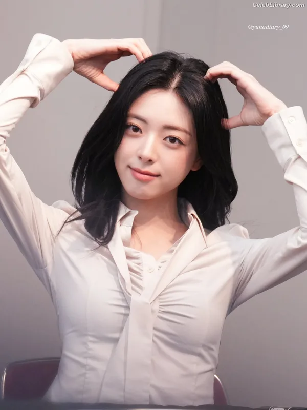 Yuna - ITZY (유나, Shin Yu Na) photo 19 of 1698