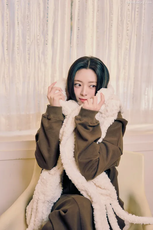 Yuna - ITZY (유나, Shin Yu Na) photo 24 of 1698