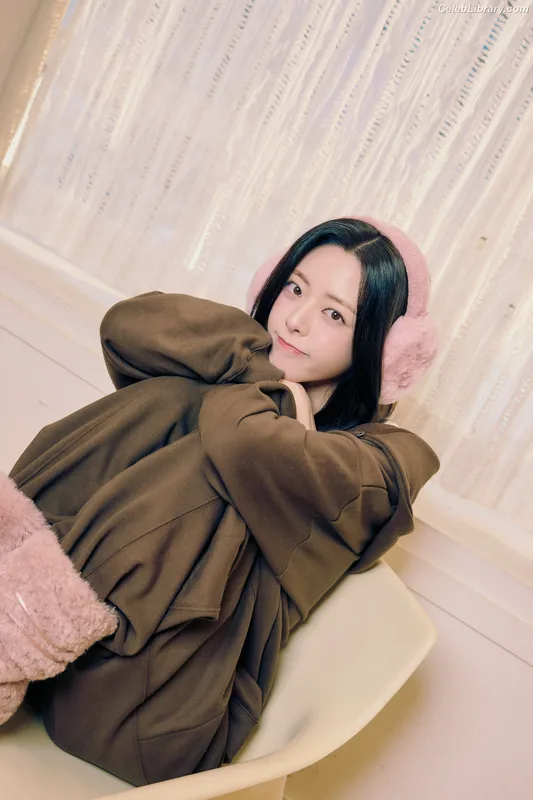 Yuna - ITZY (유나, Shin Yu Na) photo 1 of 1698