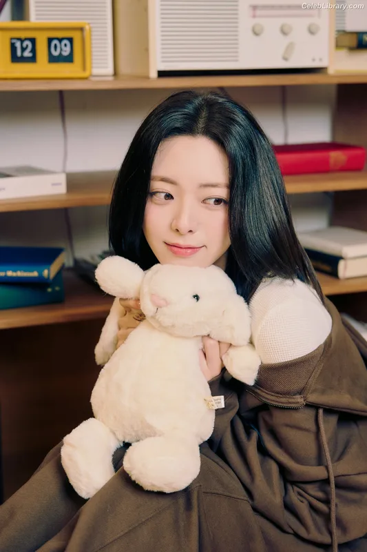 Yuna - ITZY (유나, Shin Yu Na) photo 2 of 1698
