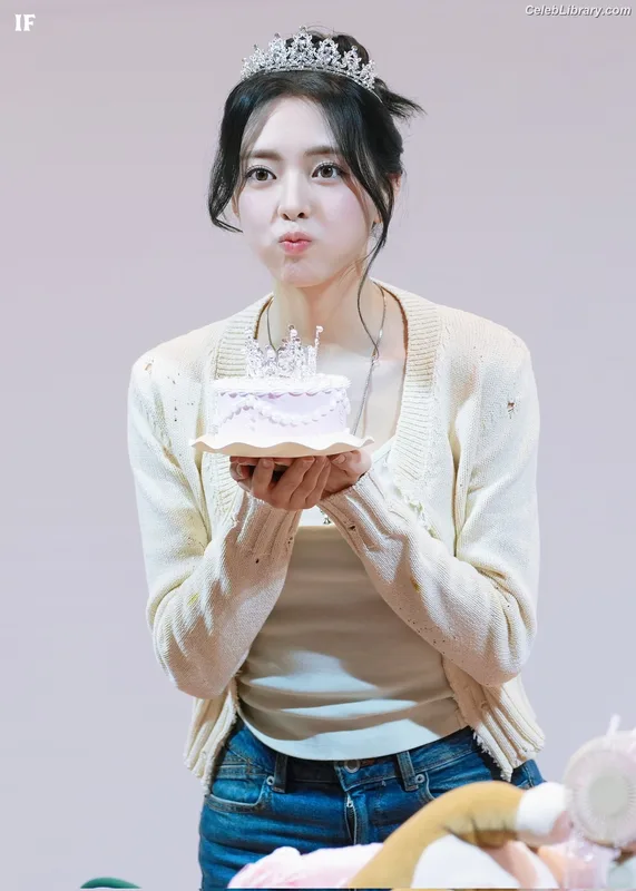 Yuna - ITZY (유나, Shin Yu Na) photo 6 of 1698